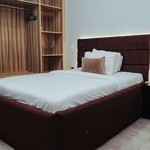 Studio Lit King-Size